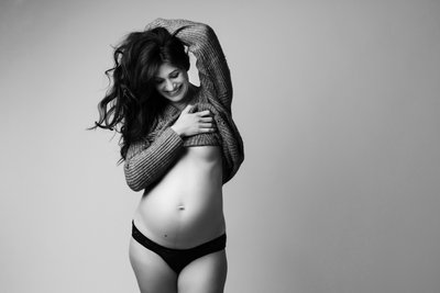 beautiful black and white maternity photo shoot