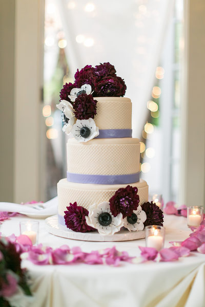 pretty wedding cake white anemones