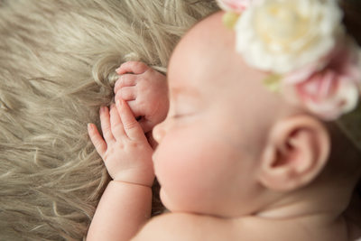 Finger Dimples: Newborn Lifestyle Photography