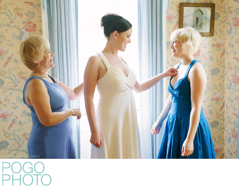 The Pogo Wedding: Em getting ready with sister and mom