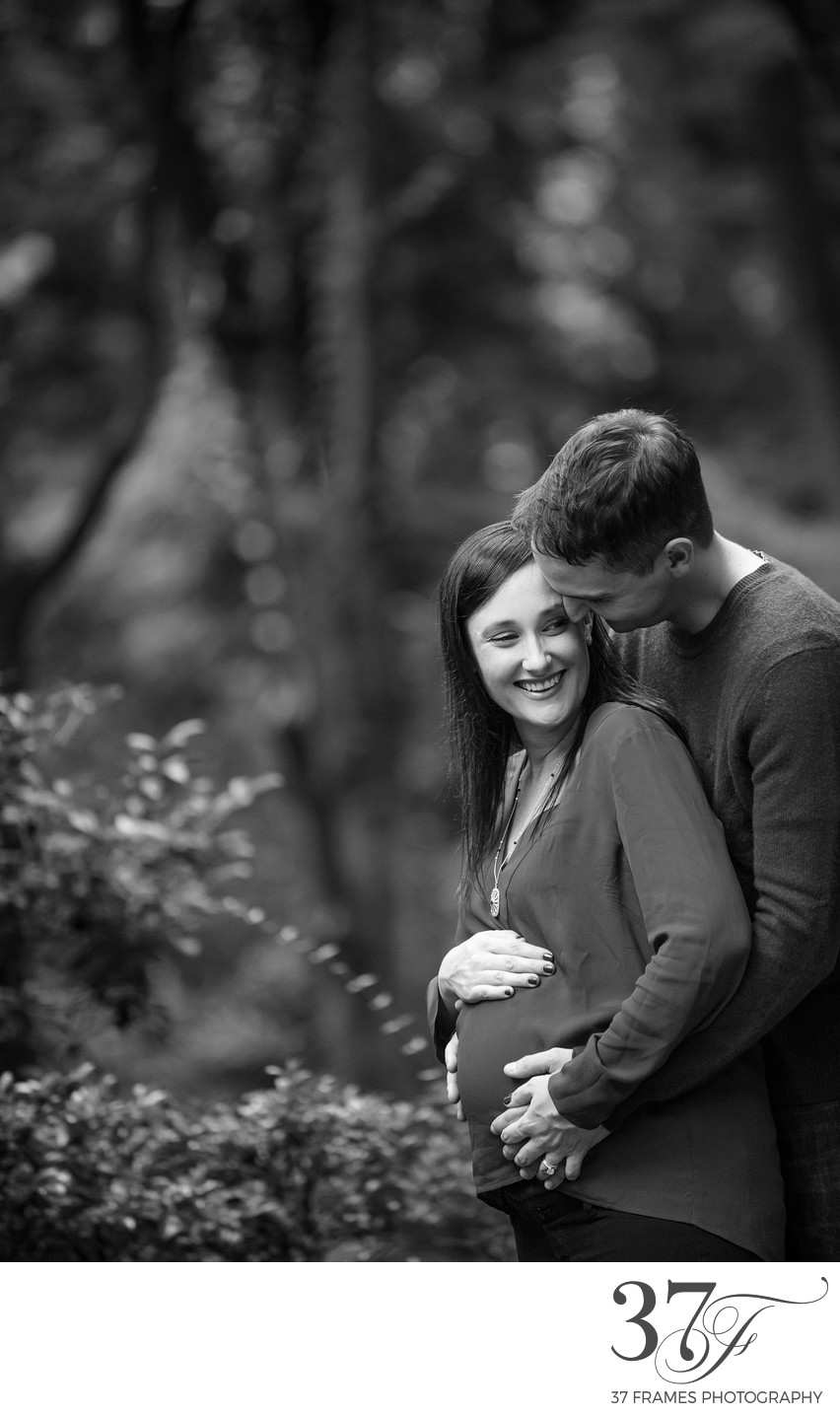 Black and White Maternity Photos in Tokyo