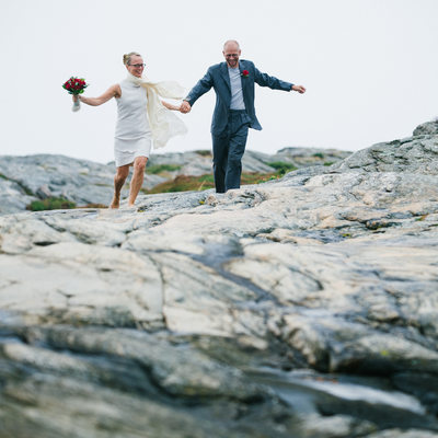 Brudpar springer på klippor Västkusten Brudpar springer på klippor Västkusten