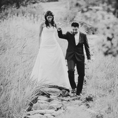 Brudpar vandrar stengärdsgård vid Storeskog Tjolöholm Brudpar vandrar stengärdsgård vid Storeskog Tjolöholm