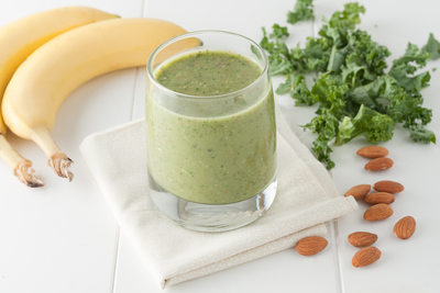 green smoothie, ingredients include bananas, fresh kale and almonds