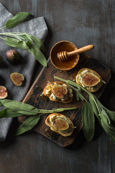 Figs, blue cheese and honey on crostini