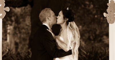 Botanic Gardens Wedding Photography: The kiss