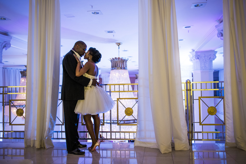 200 Peachtree Atlanta Wedding Photographer Couple Kiss