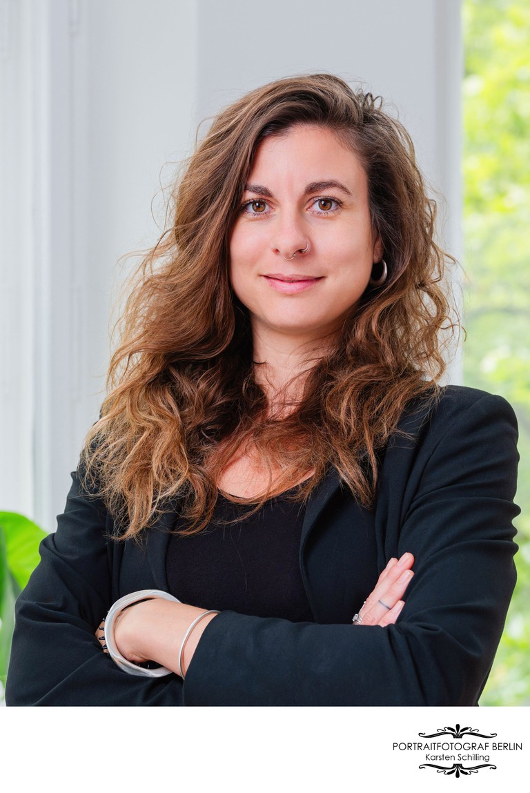 Professionelle Mitarbeiterportraits vor Ort Team Assistentin Professionelle Mitarbeiterportraits vor Ort Team Assistentin