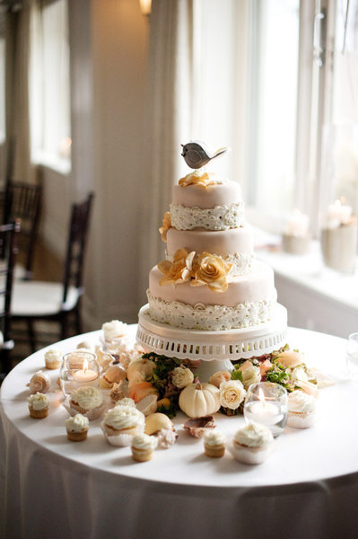 Wedding Details - Peach Wedding Cake with Cupcakes