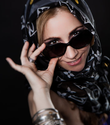 Hollywood portrait with sunglasses of woman