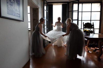 The bridesmaids being a great help to Emma Malcesine