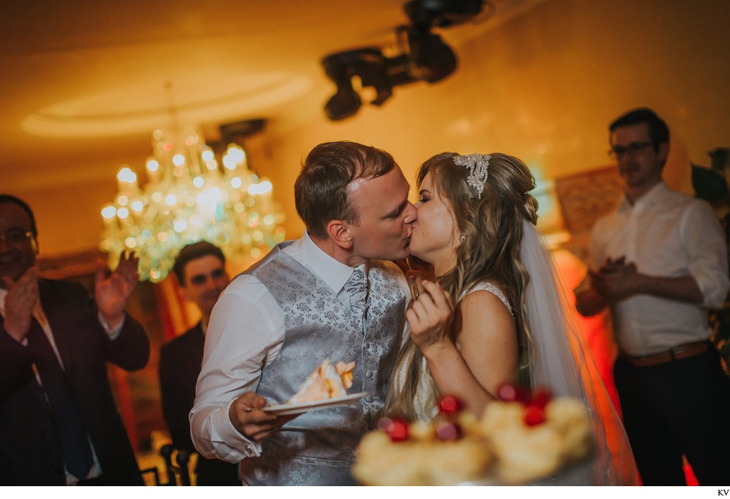 wedding cake and a kiss
