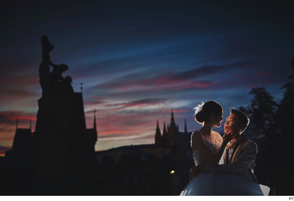elegantly dressed couple experiencing romantic Prague