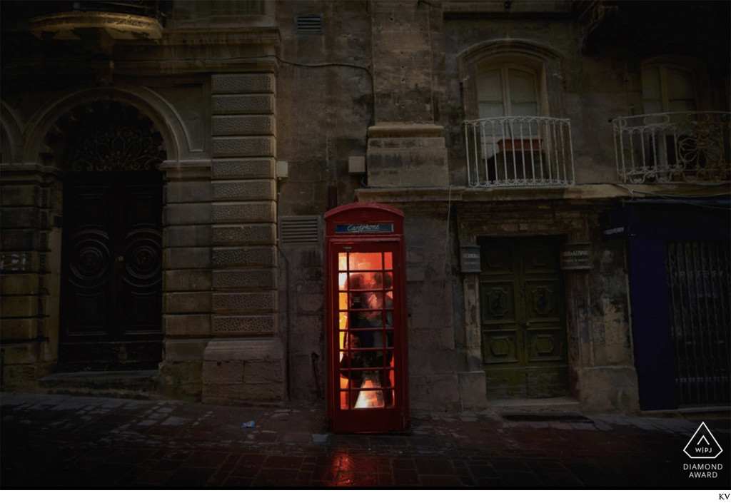 WPJA Diamand Award - Malta - couple in Telephone box