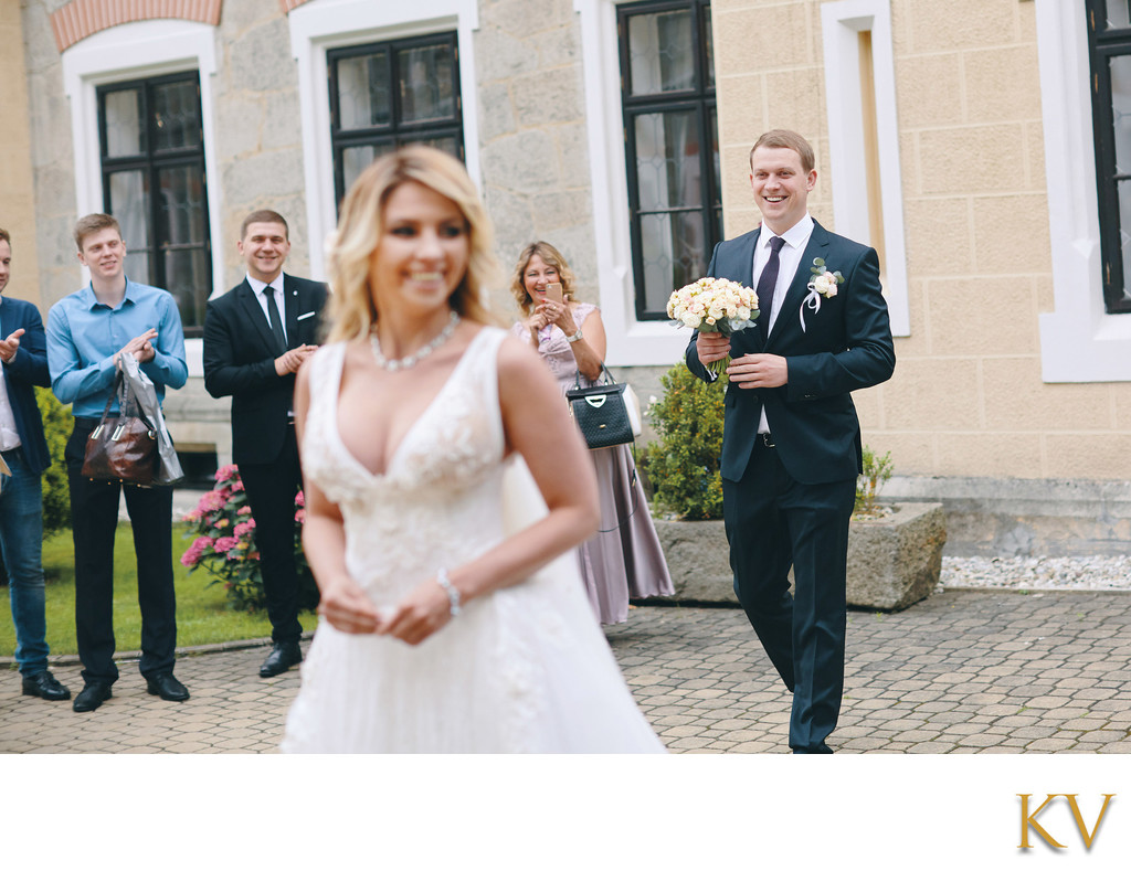 groom bride 1st look Hluboka nad Vltavou Castle photo 