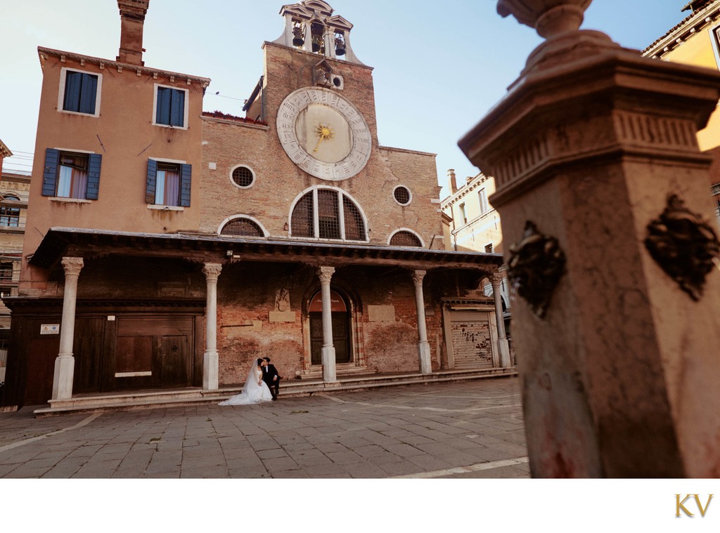 cuddling bride & groom Chiesa di San Giacomo di Rialto 