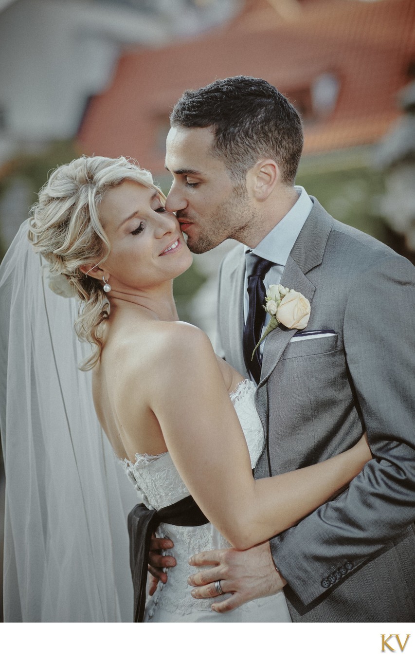 Sexy kiss for the bride Vrtba Garden weddings