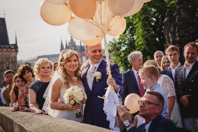 wedded couple with the wishes on the balloons