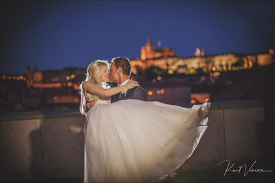 Kiss for the bride Four Seasons Prague