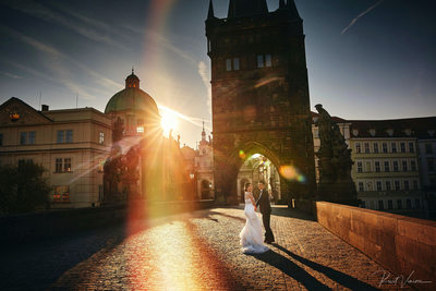 Artistic Golden Light pre-weddings Charles Bridge 