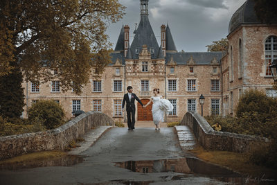 Wedding couple walking Chateau d'Esclimont, France