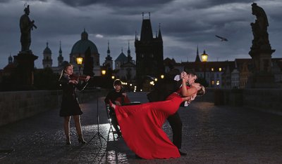 romantic wedding proposal from Prague