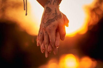Boho styled love story - the hands