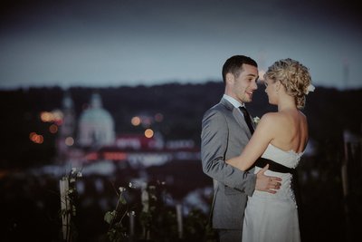 the groom serenades his bride overlooking Prague