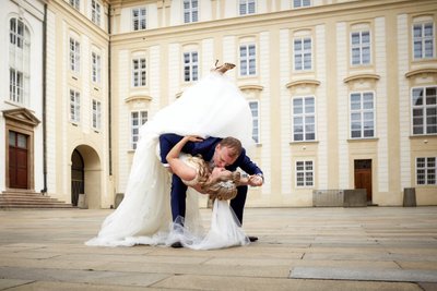 The most unforgettable wedding day kiss at Prague Castle