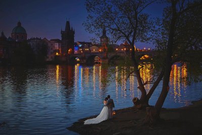 Prague pre-wedding couple twilight Charles Bridge