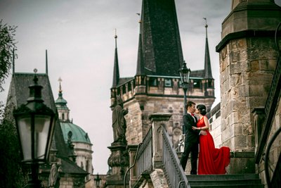 dark & moody pre weddings Prague