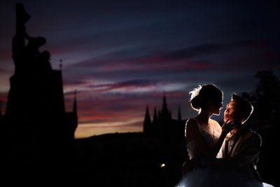 romantic overseas photos captured at sunset in Prague