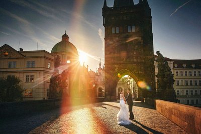 Prague pre-weddings photo bride & groom at sunrise