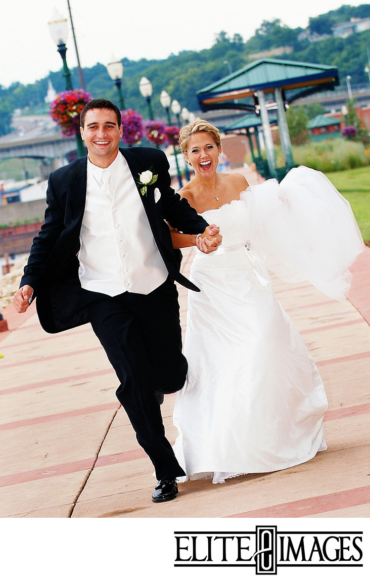 Wedding Pictures at Dubuque Mississippi Riverwalk Wedding Pictures at Dubuque Mississippi Riverwalk