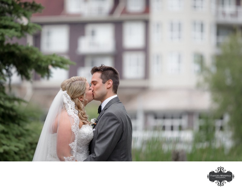 Kissing in Blue Mountain:  Unposed Wedding Photographer