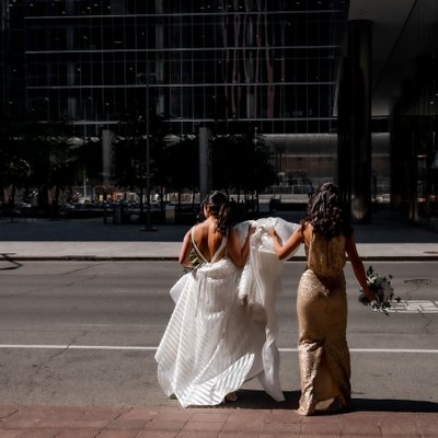 Journalistic Wedding Photos of Sisters Walk to Ceremony