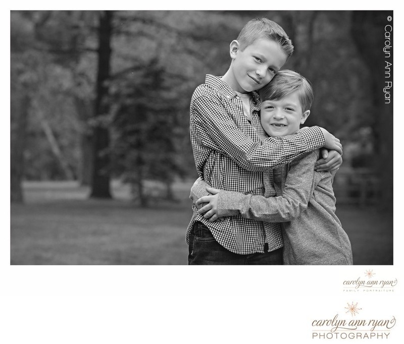 Family Photographer captures Heartwarming Sibling Hugs