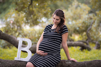 maternity photos with blue and white dress and letter b