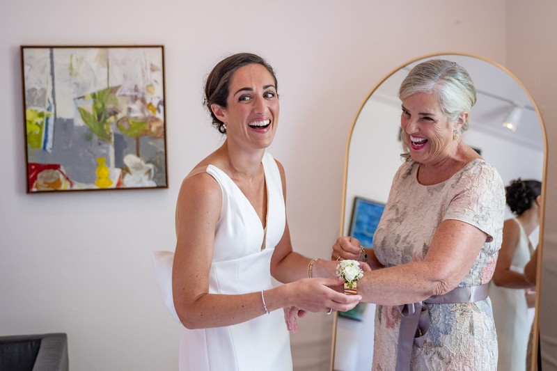 bride and mom getting ready at decordova museum weddings