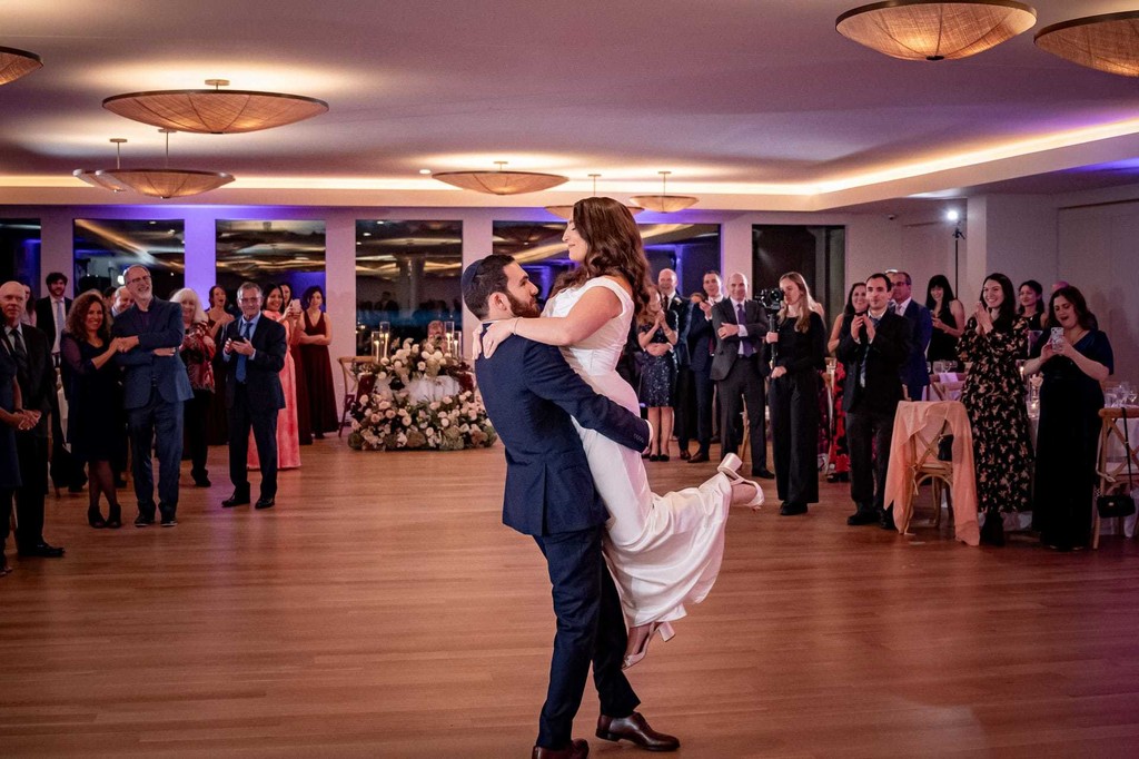 lift-for-the-first-dance-the-lakehouse-halifax-wedding