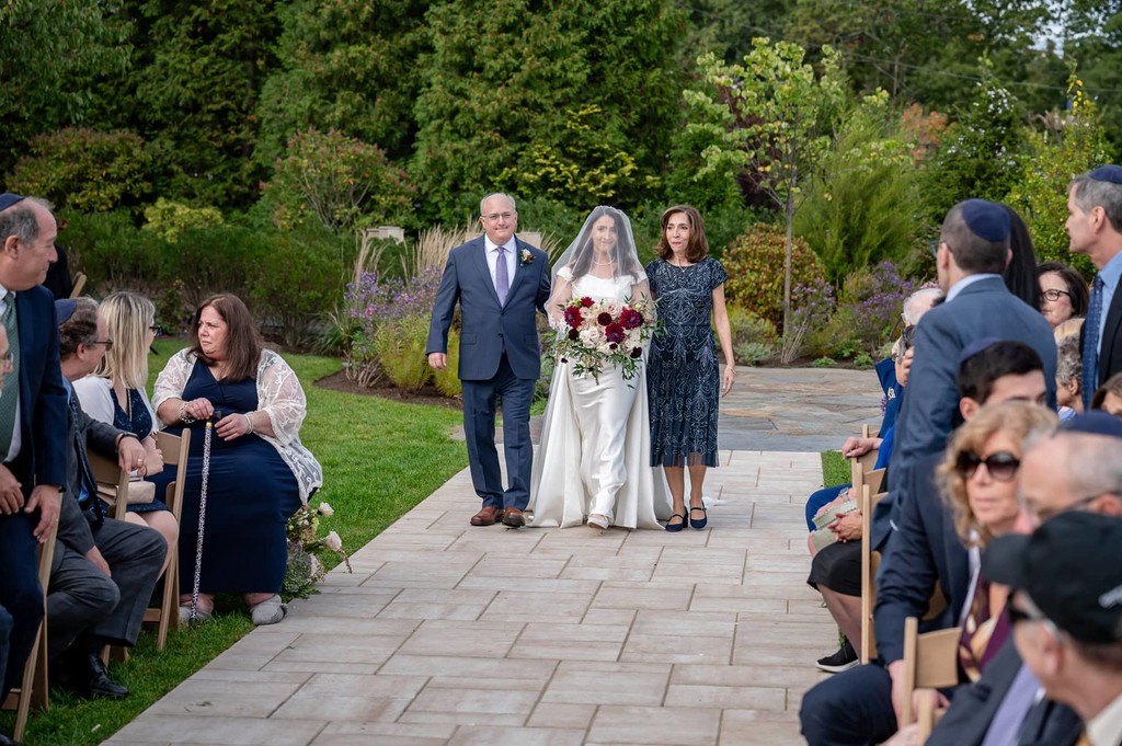 bride-walking-down-aisle-lakehouse-halifax