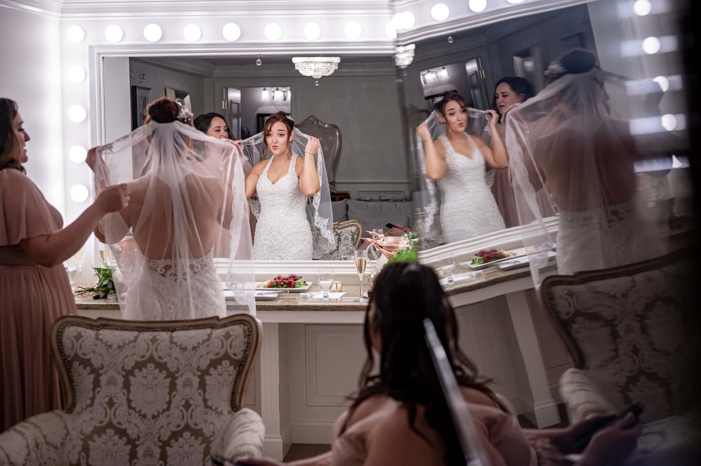 Bride-Getting-Ready-in-Bridal-Suite-Grand-View-Mendon