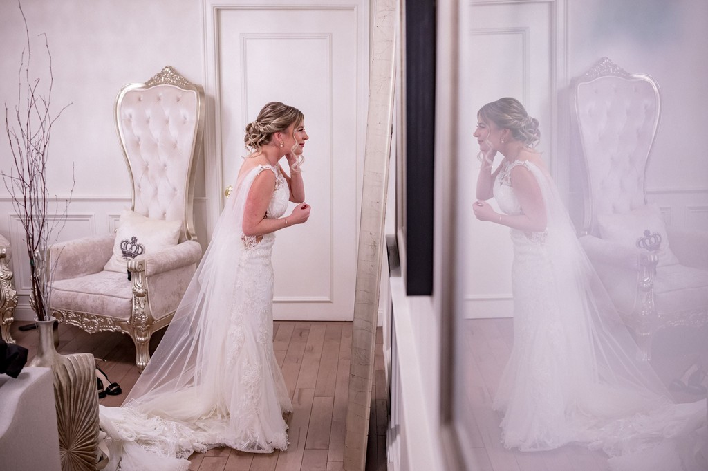 Bride-Getting-Ready-Mirror-Reflection-Grand-View-Mendon