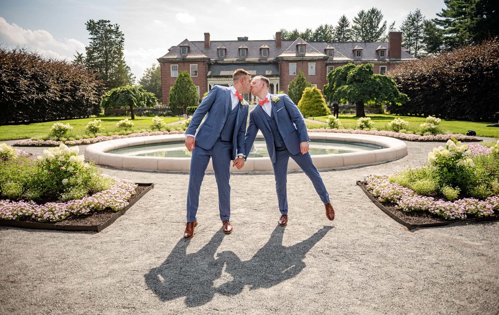 Grooms kiss with the Elm Bank mansion in the background