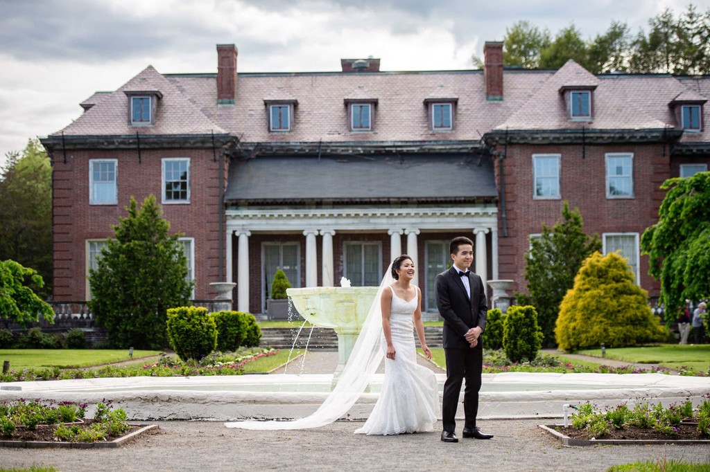 Stunning mansion backdrop at Elm Bank weddings