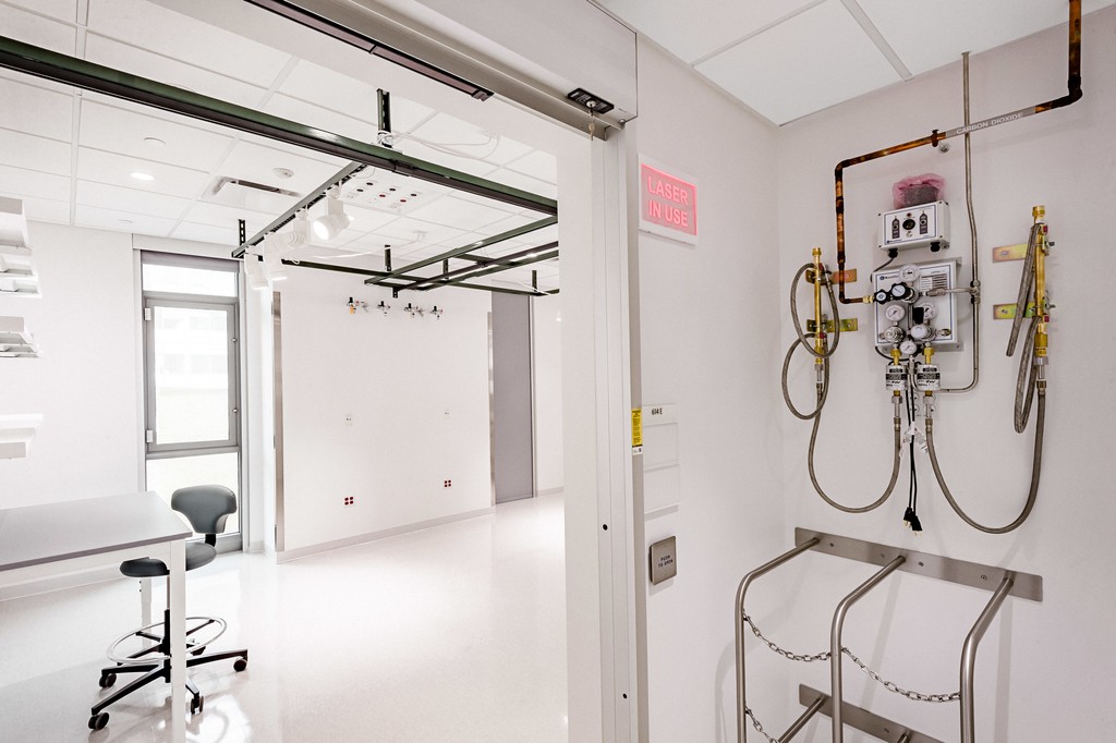 Cleanroom lab design with utility hookups