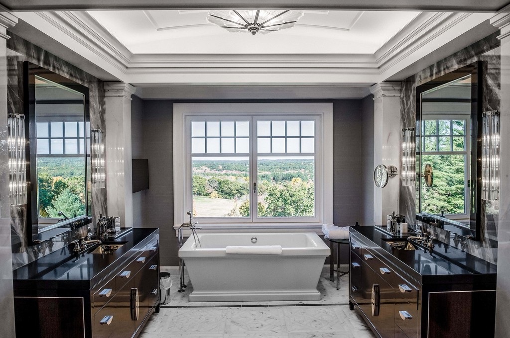 Luxury bathroom with dramatic view