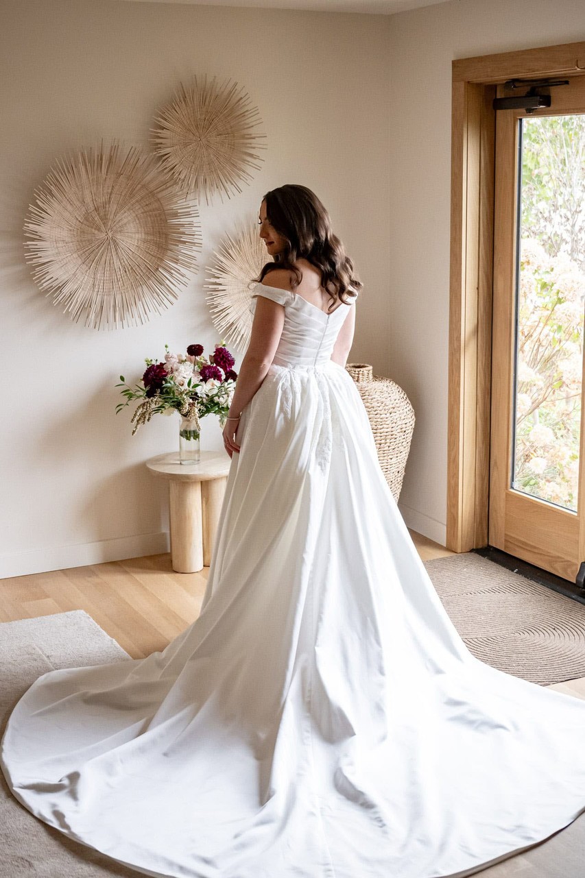 Bridal portrait in the Lakehouse bridal suite