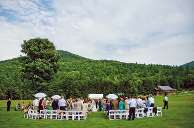 outdoor-ceremony-mountain-view-riverside-farm-vermont