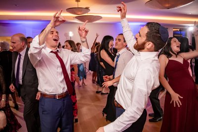 high-energy-wedding-dancing-at-the-lakehouse